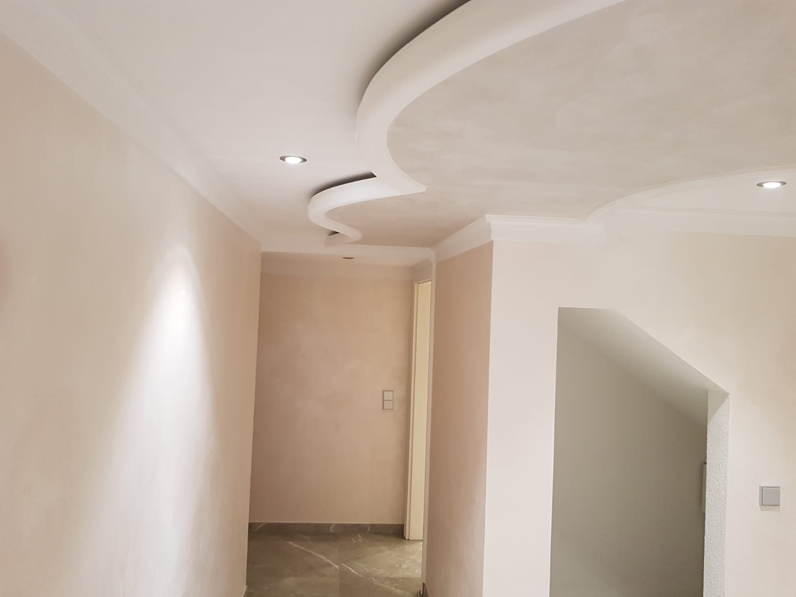 Deckengestaltung geschwungen